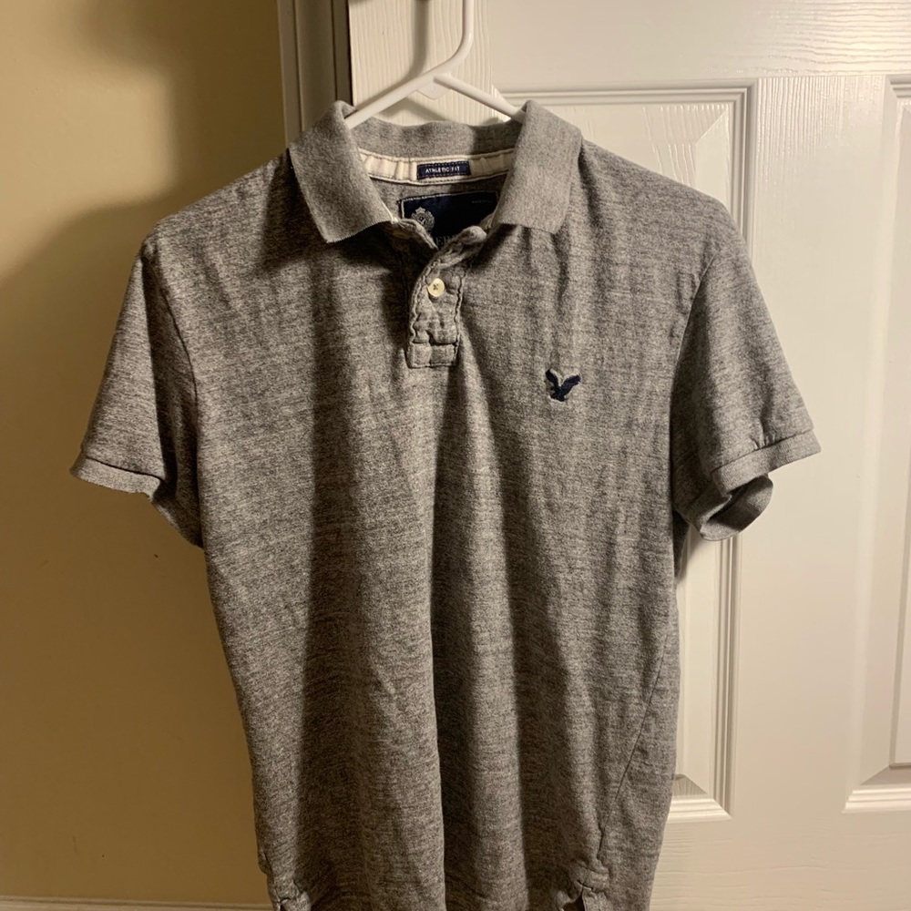 Gray American Eagle men’s short sleeve polo.